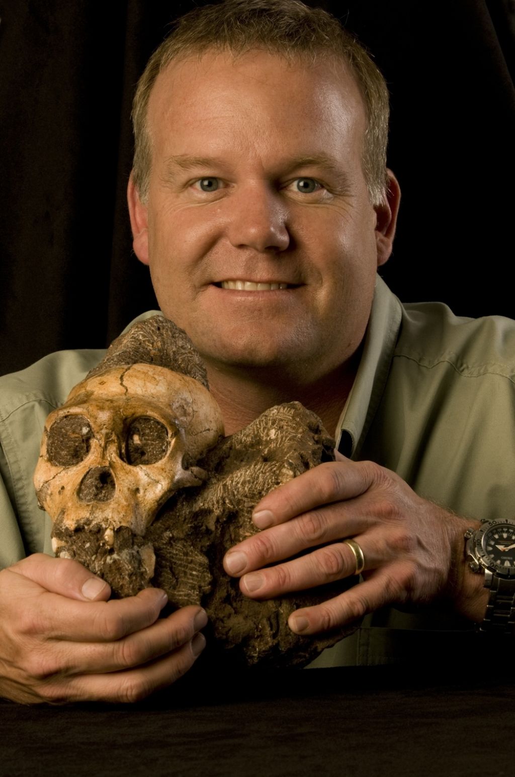 Prof Lee Berger With The Cranium Of Au Sediba 1 1000 1506 S